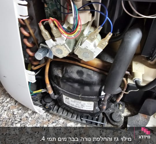 חלקי מכשיר עם חוטים וצינורות חשמליים